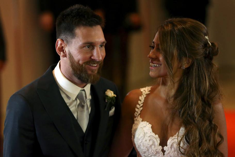  Una bella giornata di sole in mezzo al freddo inverno argentino ha accompagnato il matrimonio a Rosario tra Lio Messi e Antonela Roccuzzo, che hanno cos coronato una lunga `love story. Reuters